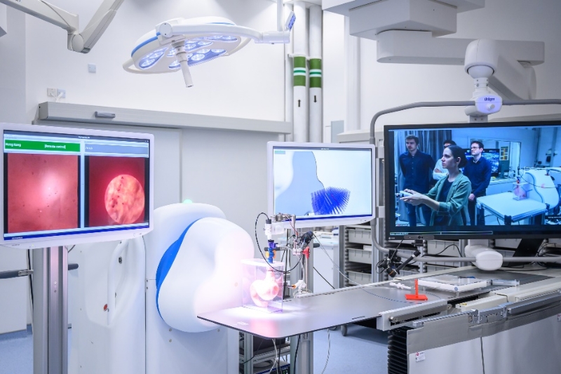 首次用猪模型进行的远程遥距磁控内窥镜手术完成