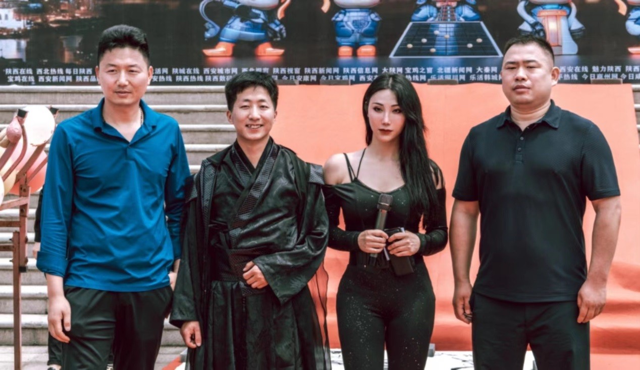 杨子洛《酥进长安》新闻发布会“吐苦水”势定要完两位百岁老人的梦想(图4) 杨子洛《酥进长安》新闻发布会“吐苦水”势定要完两位百岁老人的梦想(图4)